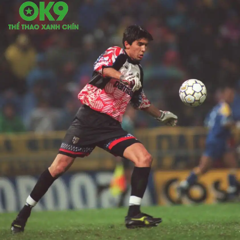 Gianluigi Buffon ra mắt Serie A vào ngày 19/11/1995 (Ảnh: UEFA Champions League). Gianluigi Buffon ra mắt Serie A vào ngày 19/11/1995 (Ảnh: UEFA Champions League).